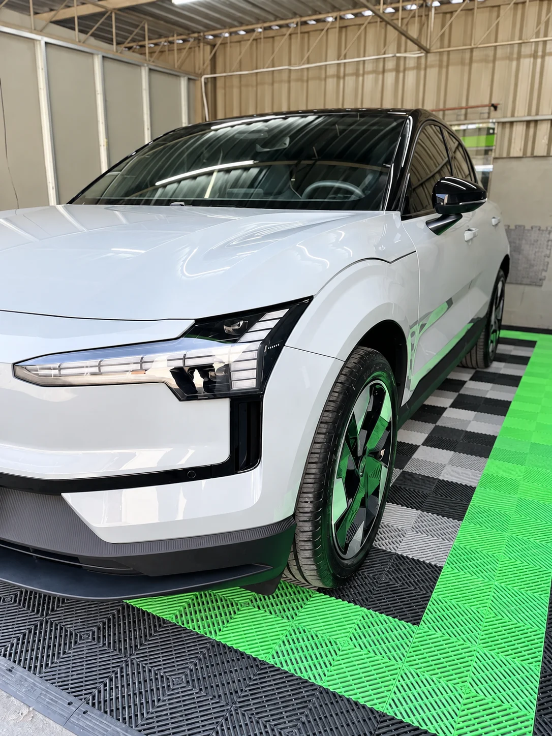 SUV branco em espaço de detalhamento automotivo
