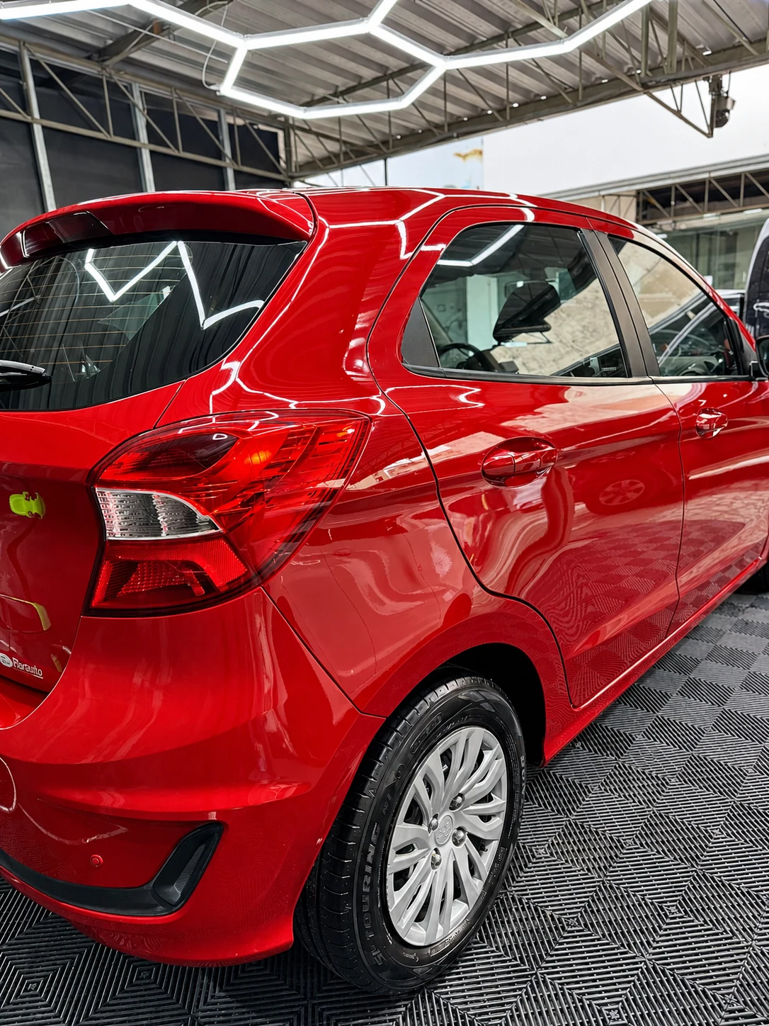 Acabamento lateral de veículo vermelho