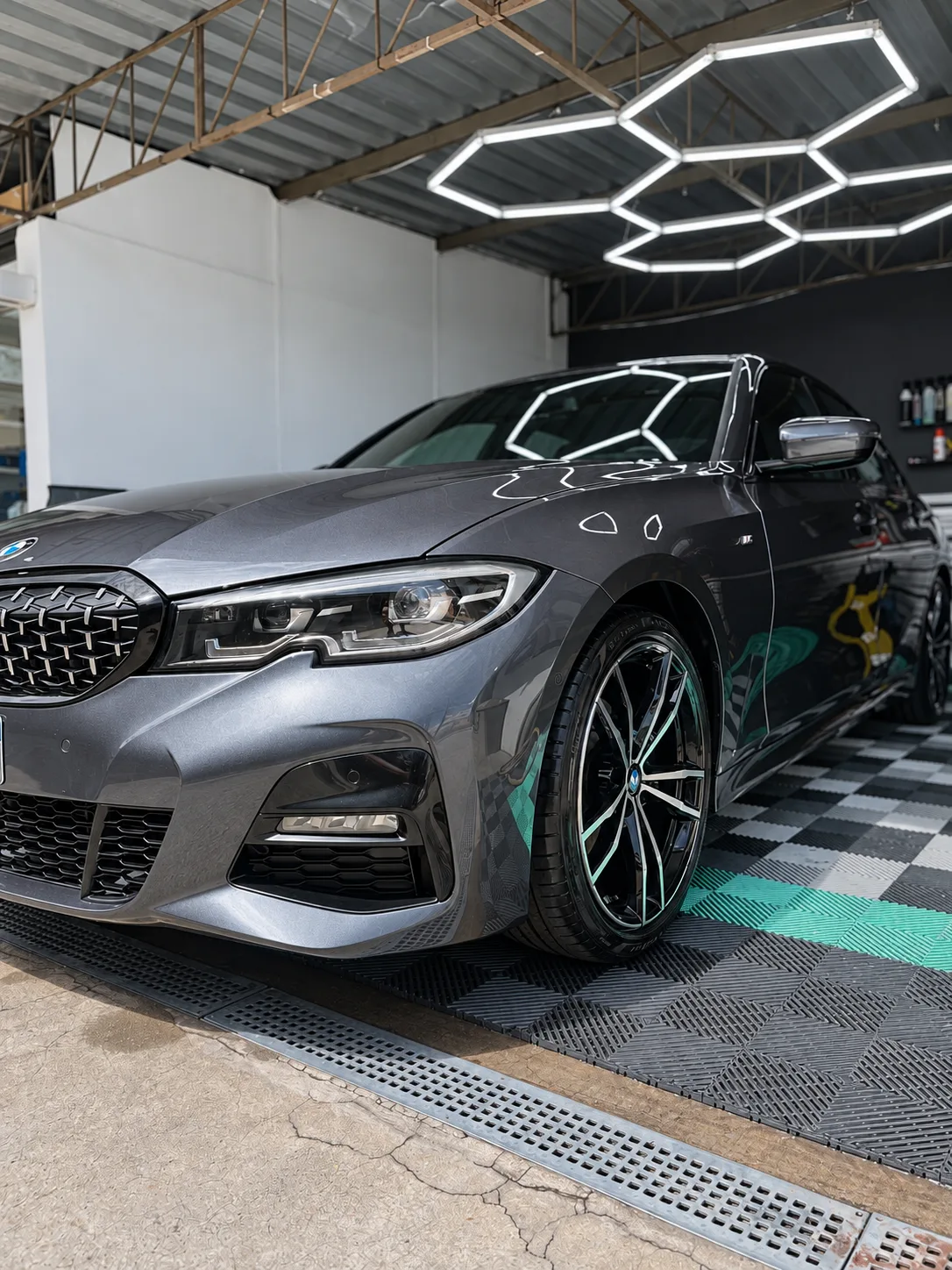 Detalhamento de veículo BMW cinza