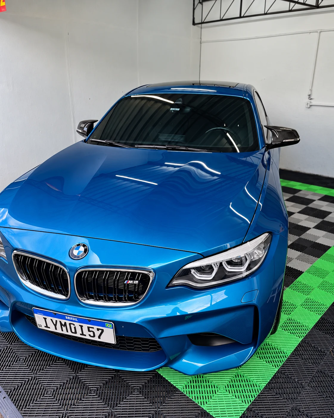 BMW azul após detalhamento automotivo